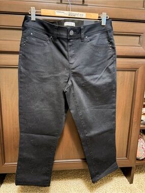 Ricki's mid rise Black Stretch Pull-On Capri with lift & shape seams